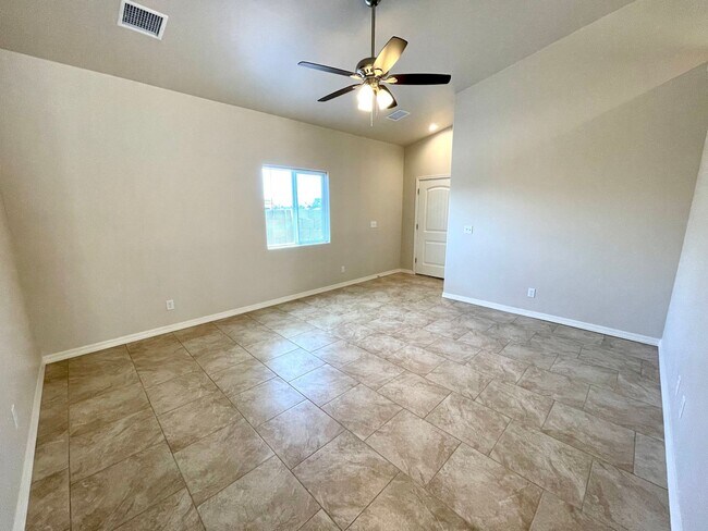 Foto del edificio - Centrally Located 3BR Home Near Airway Ave | Granite Kitchen, 2-Car Garage & Fenced Yard!