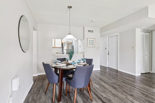 Building Photo - Lakeside Glen Apartments