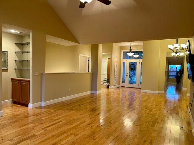 Foto del edificio - 5 bedroom and 3 bathroom two level house