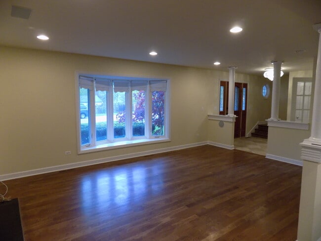 Building Photo - 813 Meadow Ln