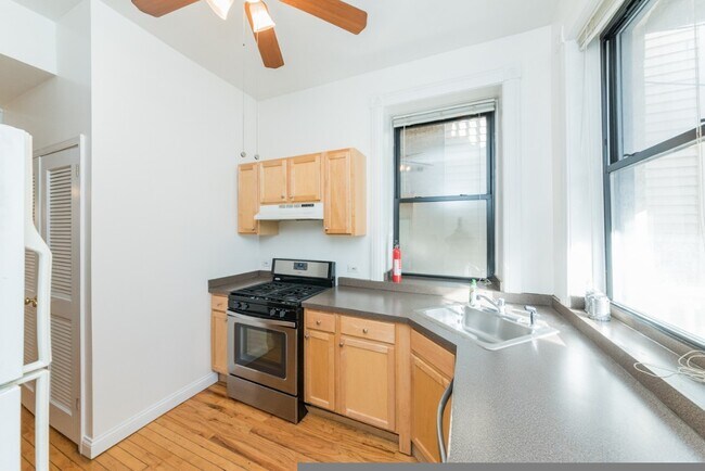 Foto del edificio - 907 W Addison St