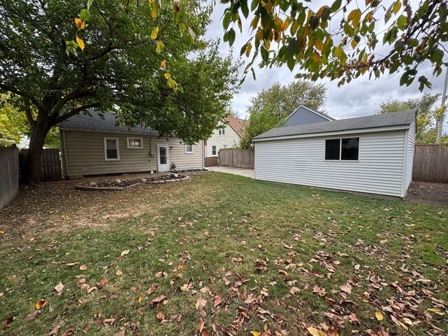 Building Photo - 2 bedroom ranch with garage and fenced yard