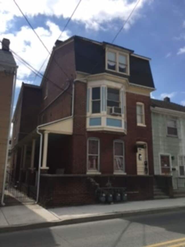 Building Photo - 654 W College Ave