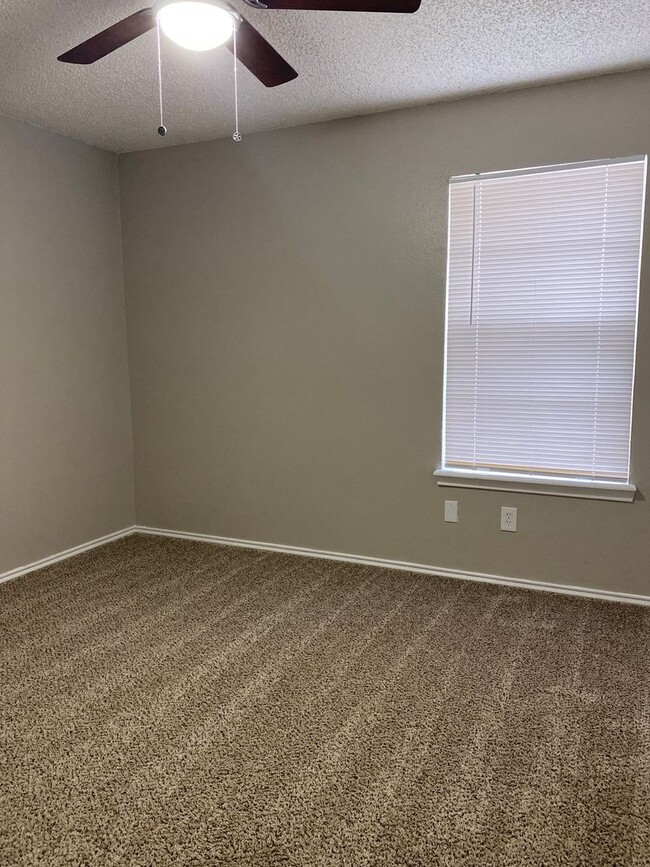 Building Photo - 2 Bedroom 1.5 Bathroom Townhouse