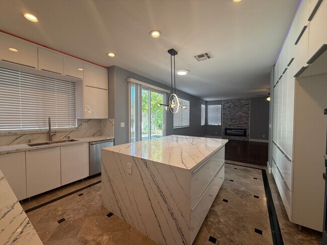 Building Photo - EPIC REA - Fully Renovated 5BR/3BA Home in...