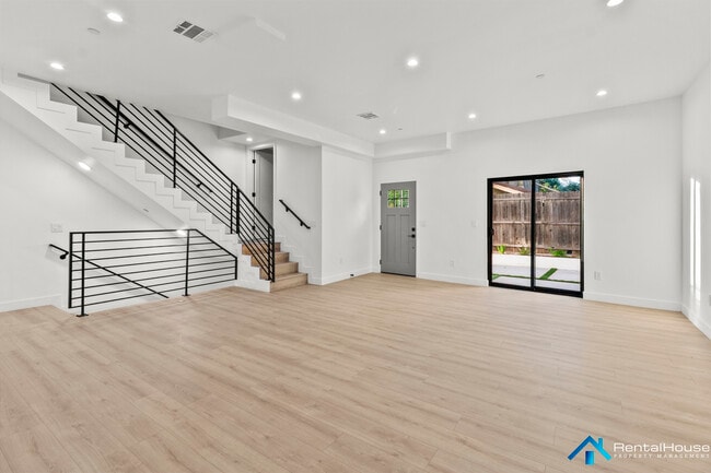 Building Photo - 3005-3002 La Paz Dr