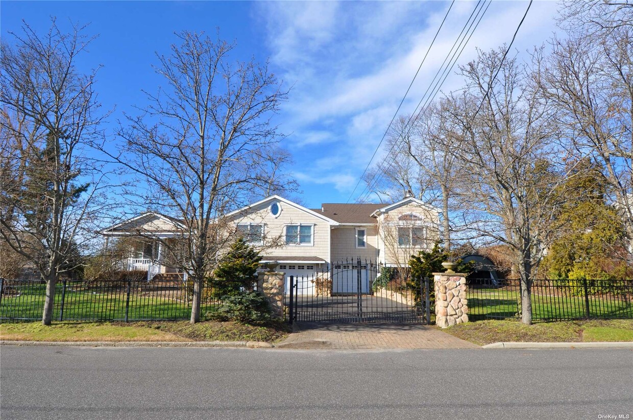 Primary Photo - 136 Crystal Beach Blvd