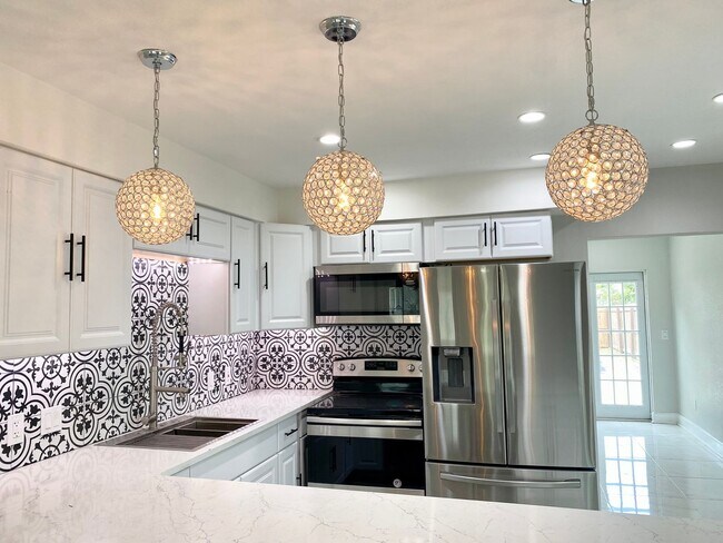 Building Photo - Stunning 3BR/2BA Newly Remodeled Home in H...