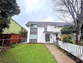 Building Photo - 969 Palm Cir