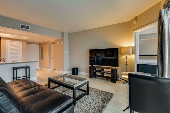 Foto del edificio - Turnberry Towers 1904E-Strip/Golf/City Views from this Fully Furnished 1Bd Residence