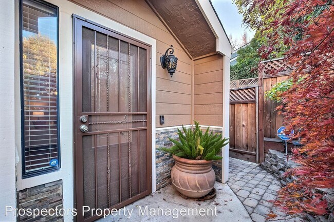 Building Photo - 2 br, 3 bath House - 990 Oak Park Dr