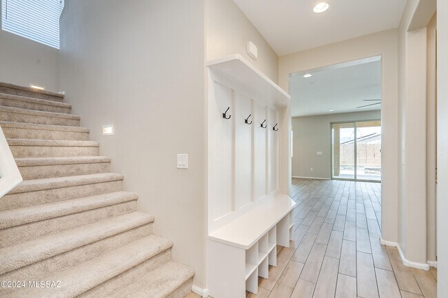 Building Photo - 9813 E Miller Peak Trl