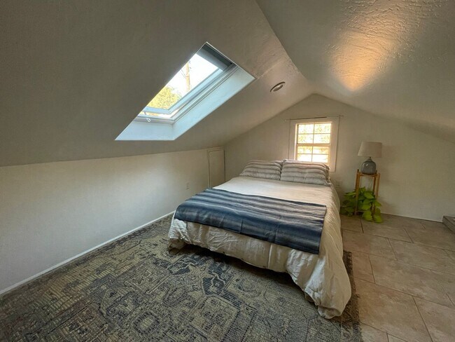 Foto del edificio - Charming 3BR Home Downtown | Hardwood Floors + In-Unit Washer/Dryer