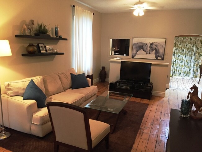 Salon - 223 London St