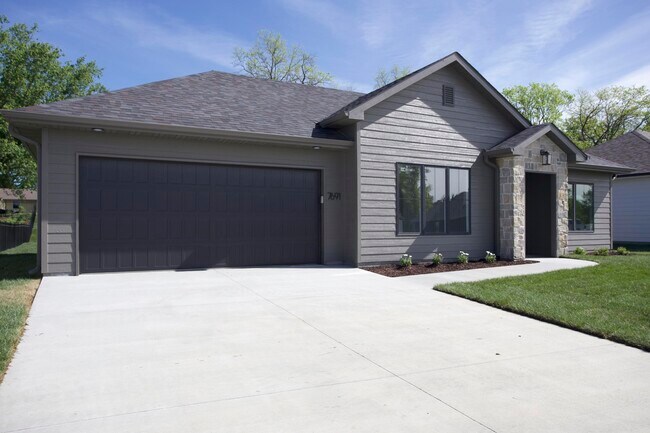 Building Photo - 7691 N Rainbow Dr