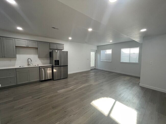 Foto del edificio - 1143 S Village Dr