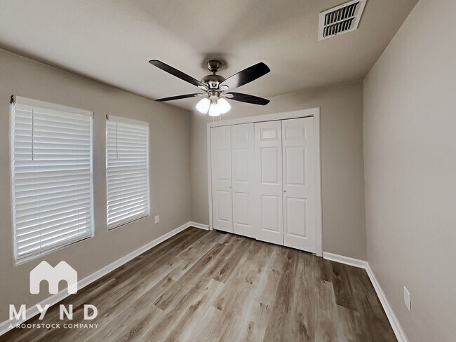 Foto del edificio - 235 E Lambert St