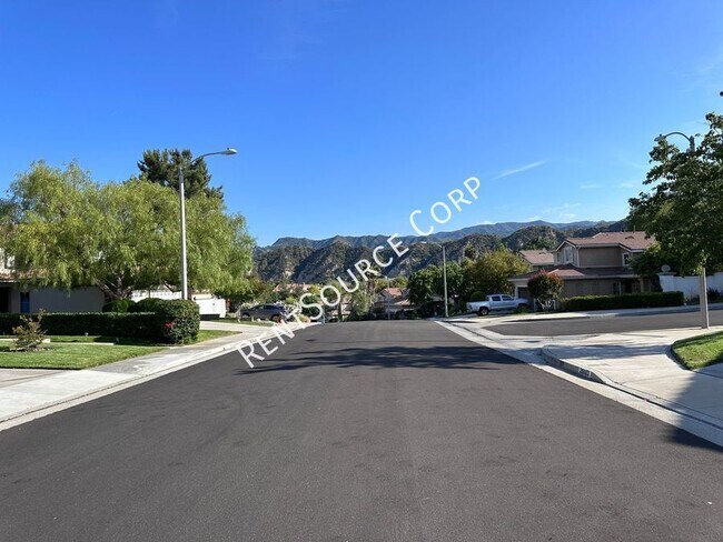 Building Photo - 3 Bedroom + office House for Lease w/ SOLA...