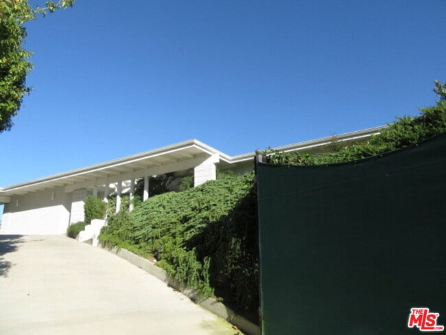 Building Photo - 1210 N Kenter Ave