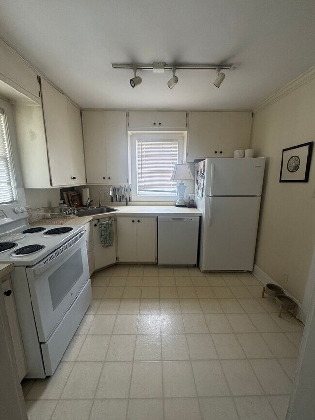 Foto del edificio - COMING SOON! Spacious & Bright 2BR home in...
