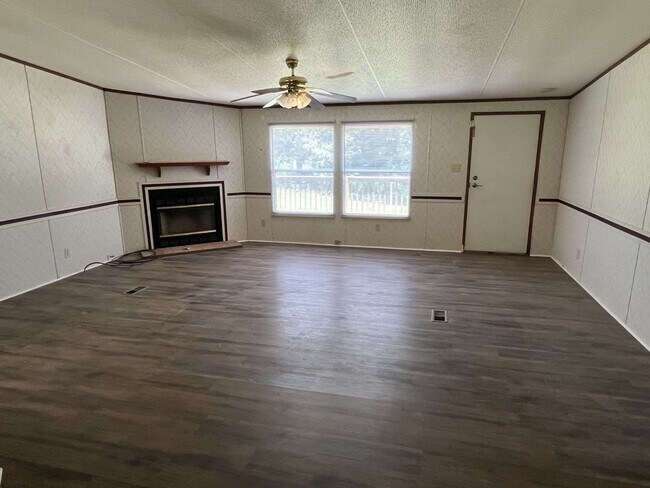 Building Photo - Quiet living 3 bed, 2 bath Ranch near Mint Hill