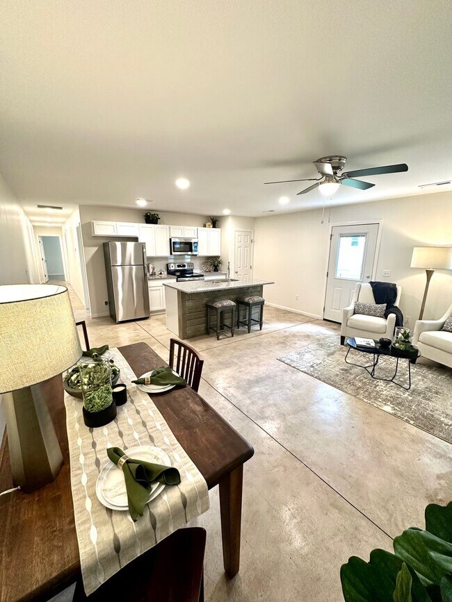 Building Photo - Updated  DUPLEX with Garage