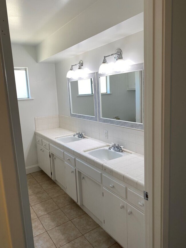 Building Photo - Two weeks of free rent during your third month of tenancy.