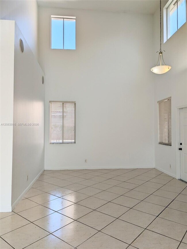 Building Photo - 911 Phoenix Way
