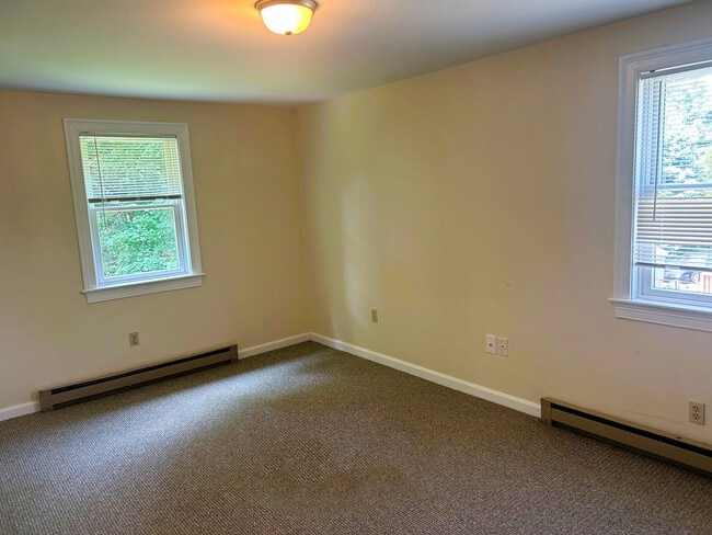 Building Photo - 4 Carriage Way
