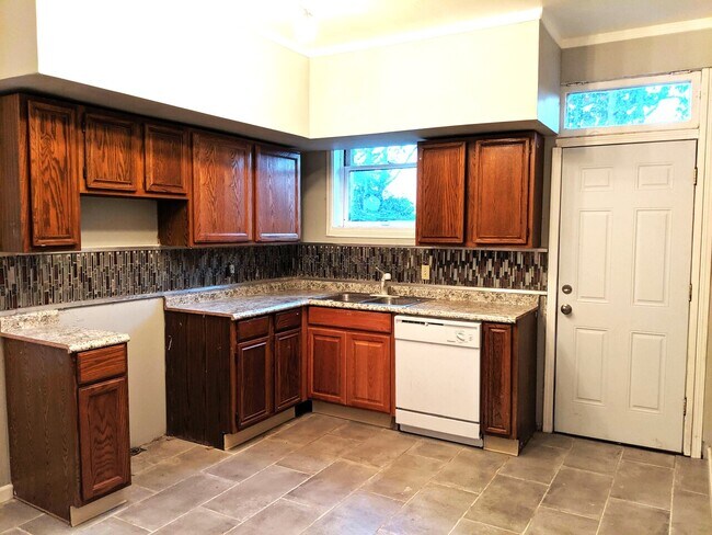 Building Photo - Montclair