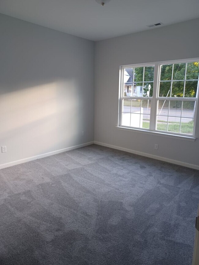 Building Photo - Newly Constructed 5 Bedroom Home in Hampton