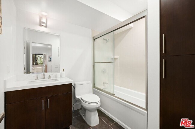 Foto del edificio - 8755 Shoreham Dr