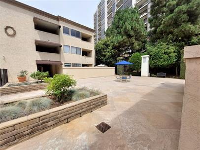 Building Photo - 2420 Torrey Pines Rd