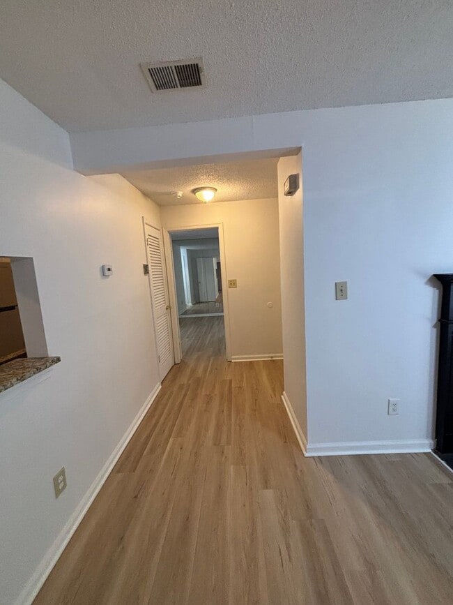 Building Photo - 562 Candle Ln