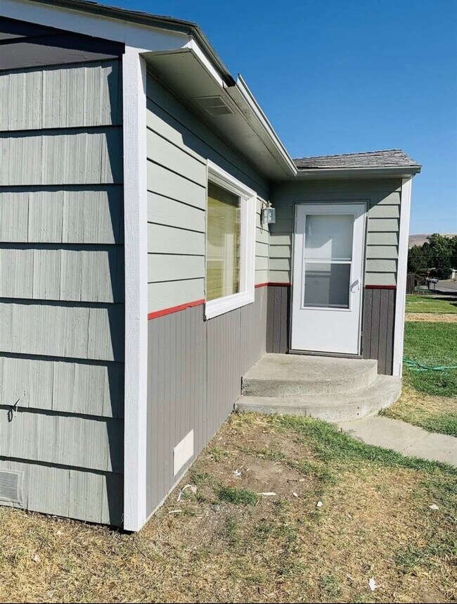 Building Photo - 1110 Ione Dr