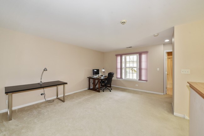 Building Photo - 6285 Edgebrook Ln E