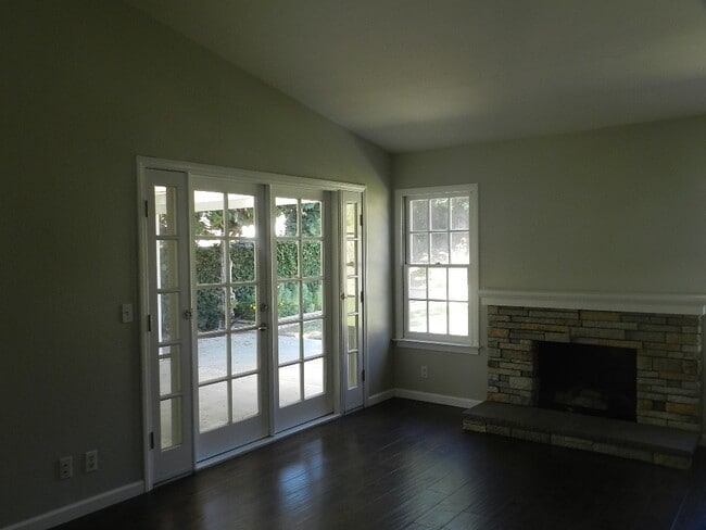 Foto del edificio - WONDERFUL SINGLE STORY HOUSE WITH LARGE YARD, GREAT LOCATION!