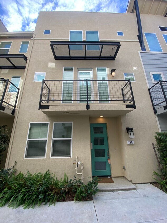 Primary Photo - ALMOST NEW, SUPER CLEAN 2 BED, 2.5 BATHS, ...