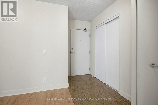 Photo du bâtiment - 361 Front St W