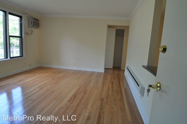 Building Photo - 943 W 95th St