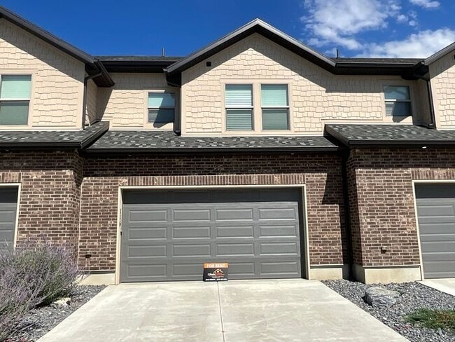 Building Photo - 2 bedroom 2 1/2 bath 2 car garage small do...
