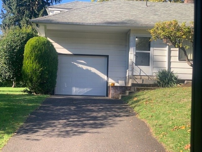 Foto del edificio - Corner Lot - Lake Oswego House for Rent - ...