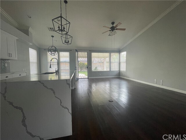 Foto del edificio - 5695 Lincoln Ave