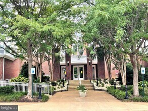 Building Photo - 1641 International Dr