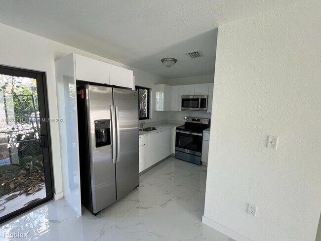 Foto del edificio - 3 br, 2 bath House - 901 NW 99th St Frnt