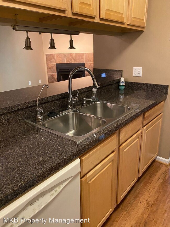 Foto del edificio - 3323 Forest Ridge Rd