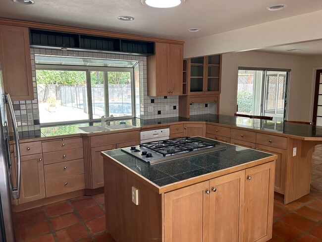 Building Photo - Spacious 5 Bed 3 Bath Home Available Now!