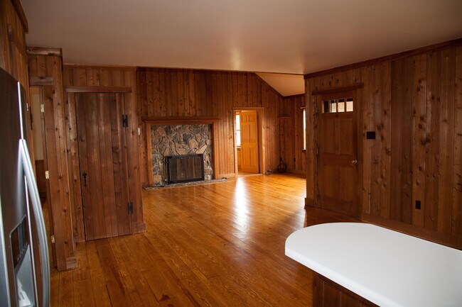 Building Photo - 975 Wakefield Farm
