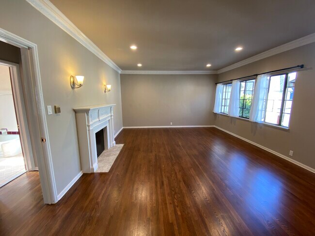 Living room - 921 S Hobart Blvd