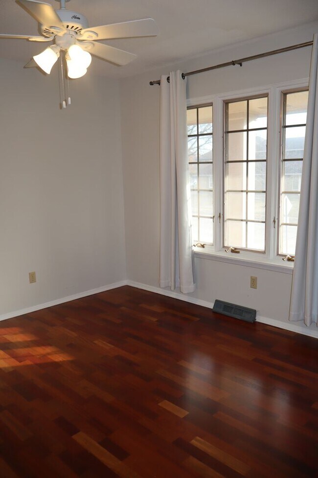 Foto del edificio - 3809 W Rollins Rd